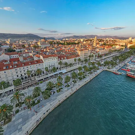 Lady, Cute In Quiet Area Lägenhet