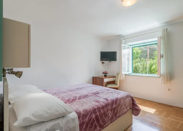 Lady, Cute In Quiet Area * Split