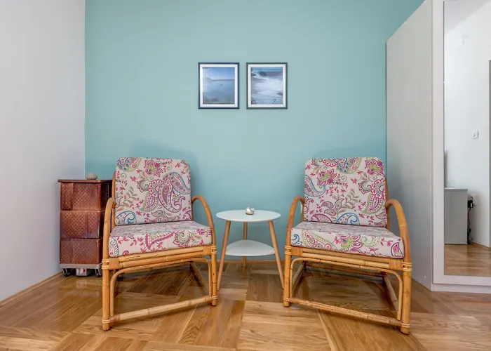 Lady, Cute In Quiet Area *