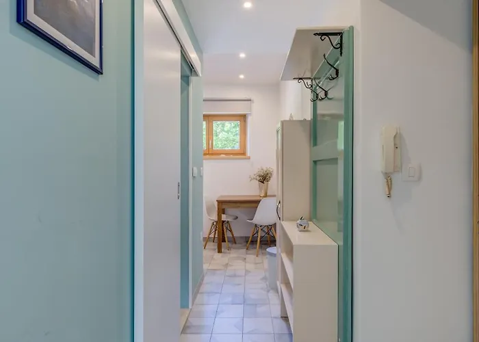 Lady, Cute In Quiet Area * Split