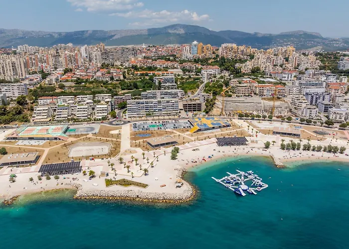 Lady, Cute In Quiet Area * Split